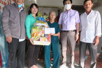 Thăm, tặng quà Tết các Mẹ Việt Nam Anh Hùng