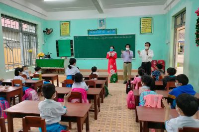Rộn ràng học sinh tiểu học, trẻ mầm non huyện Nghĩa Hành đến trường học trực tiếp